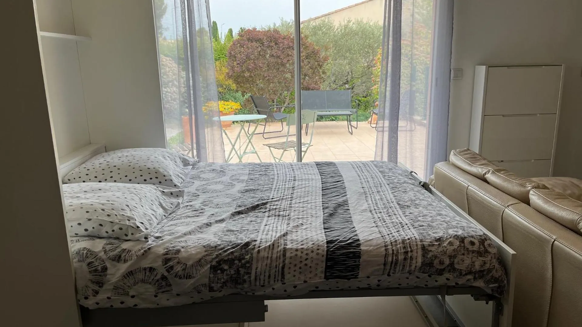 Studio Charmant Avec Terrasse Lancon-Provence