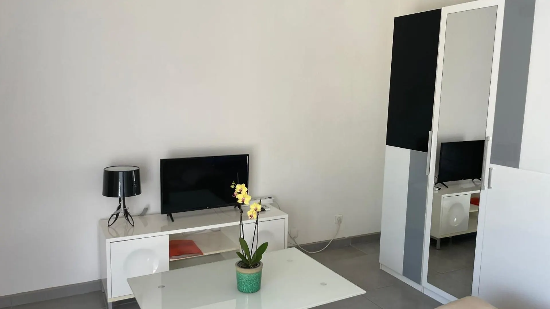 Studio Charmant Avec Terrasse Lancon-Provence